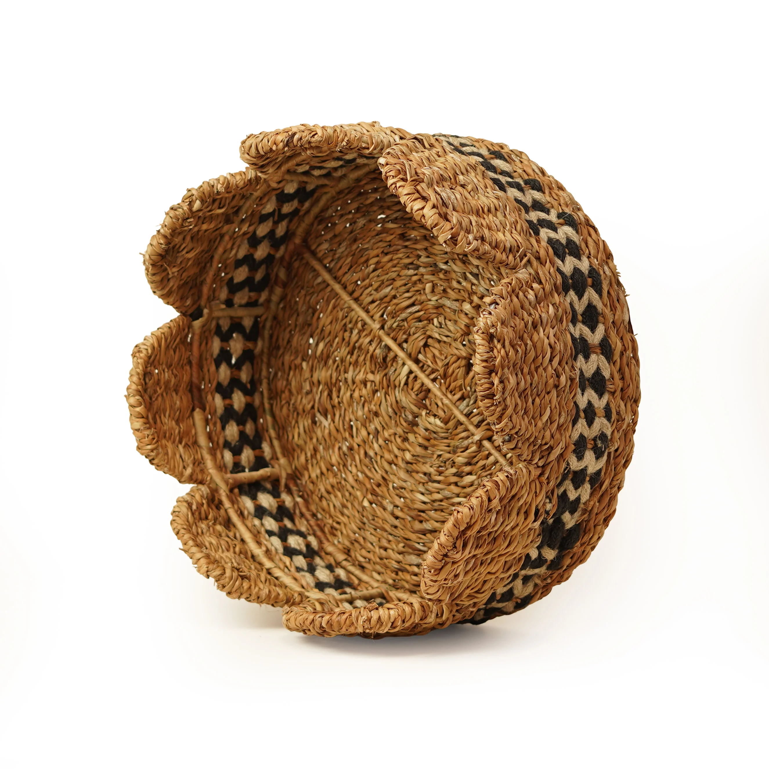 Handcrafted Seagrass & Jute Round Scalloped Crown Storage Basket Tabletop Decorative Tray